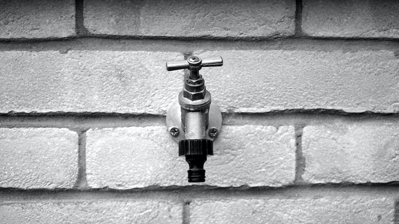 how much does it cost to fit an outside tap?